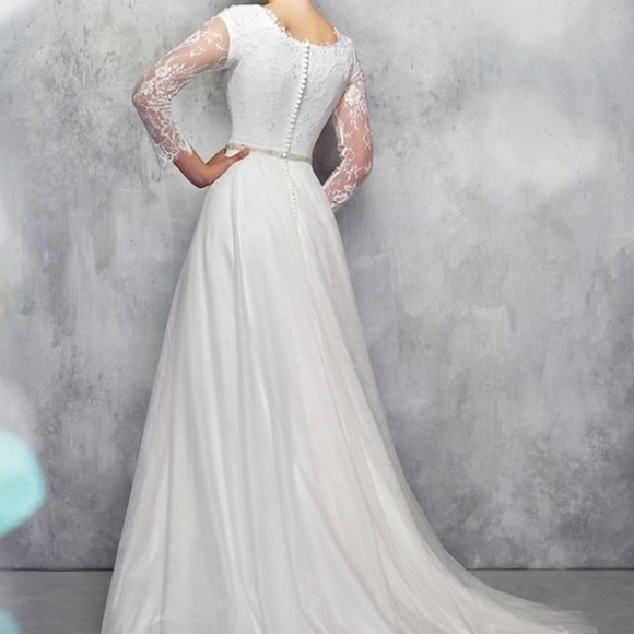 Plus size modest wedding gown - Picture 2 of 4